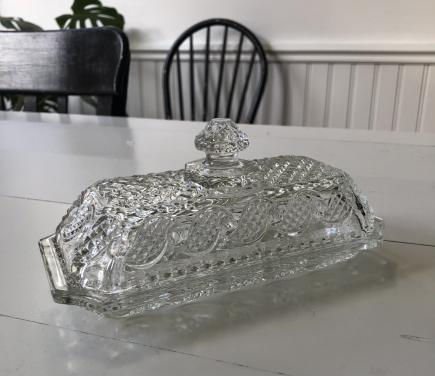 Zeer mooie gedetailleerd brocante botervlootje van geperst glas