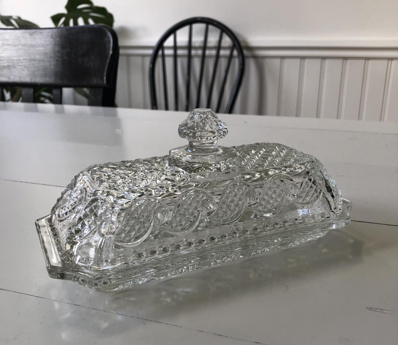 Zeer mooie gedetailleerd brocante botervlootje van geperst glas