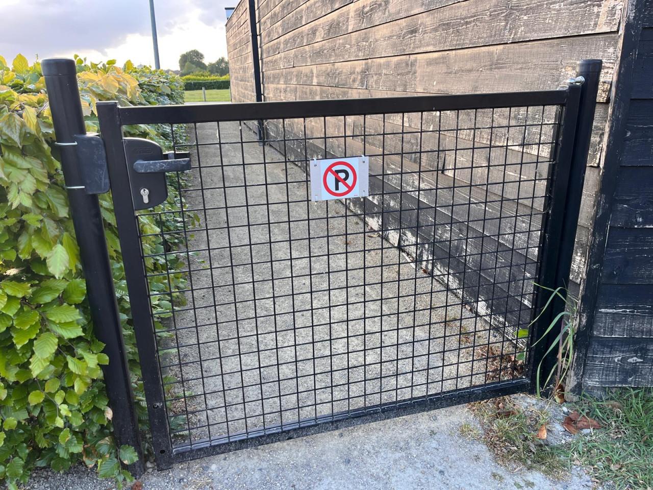 Zwart metalen enkeldeurs poort in fabrieksverpakking