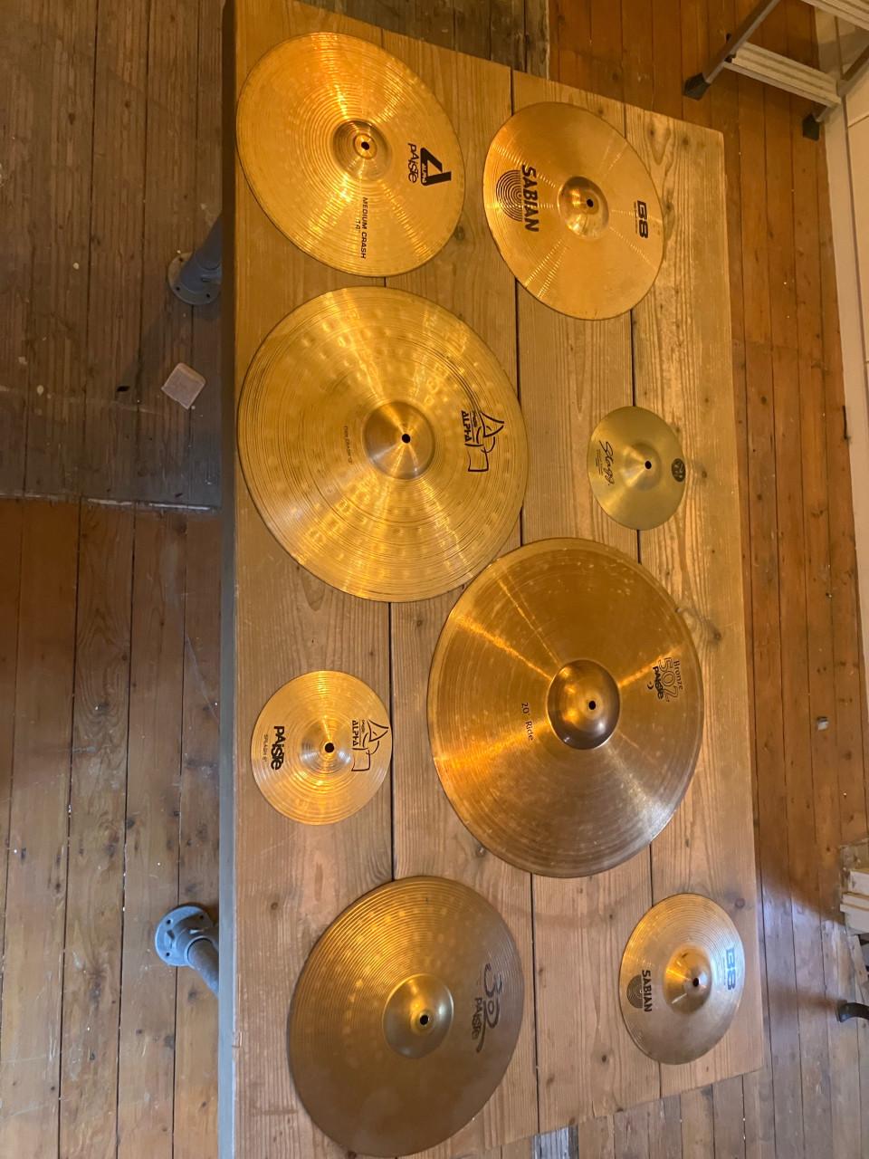 Diverse drumspullen en drumstel