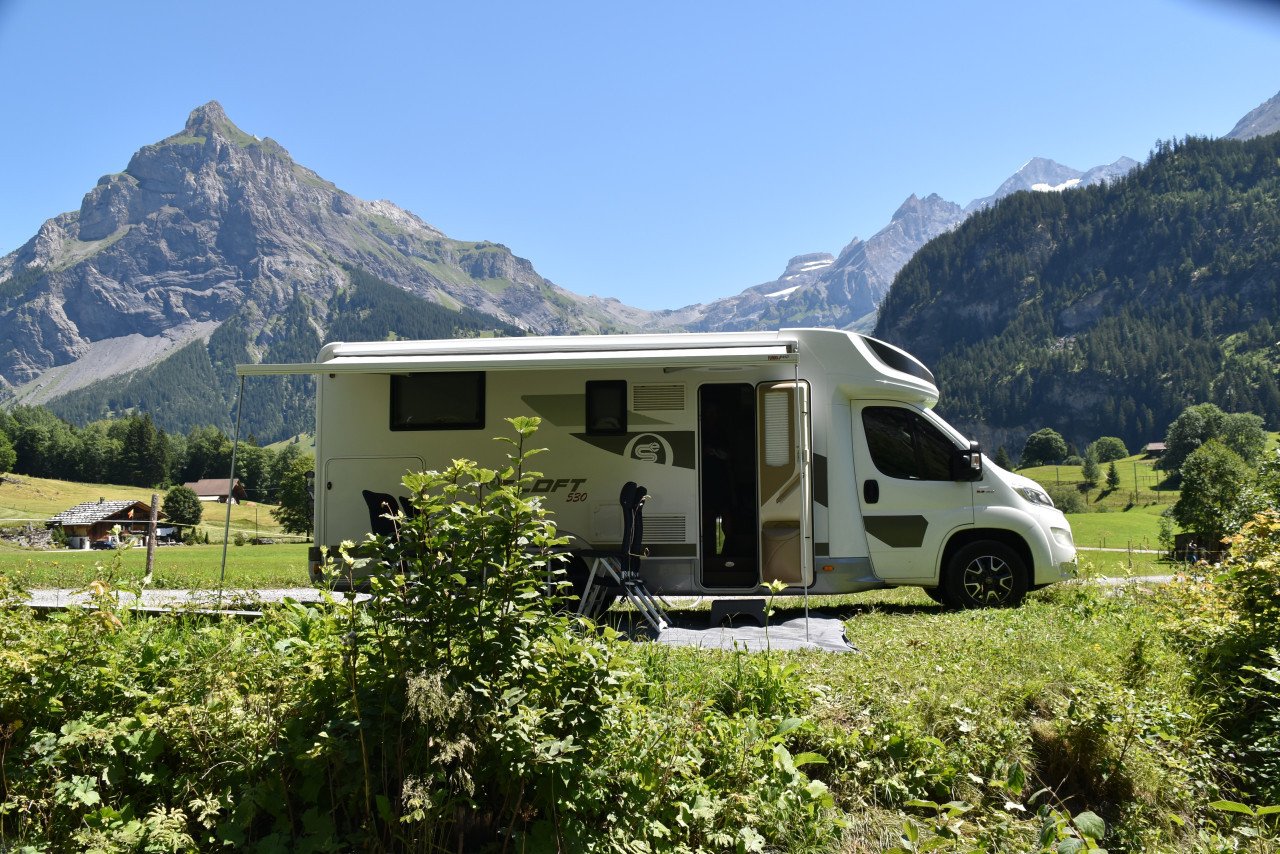 Te Koop: jonge half-integraal camper!