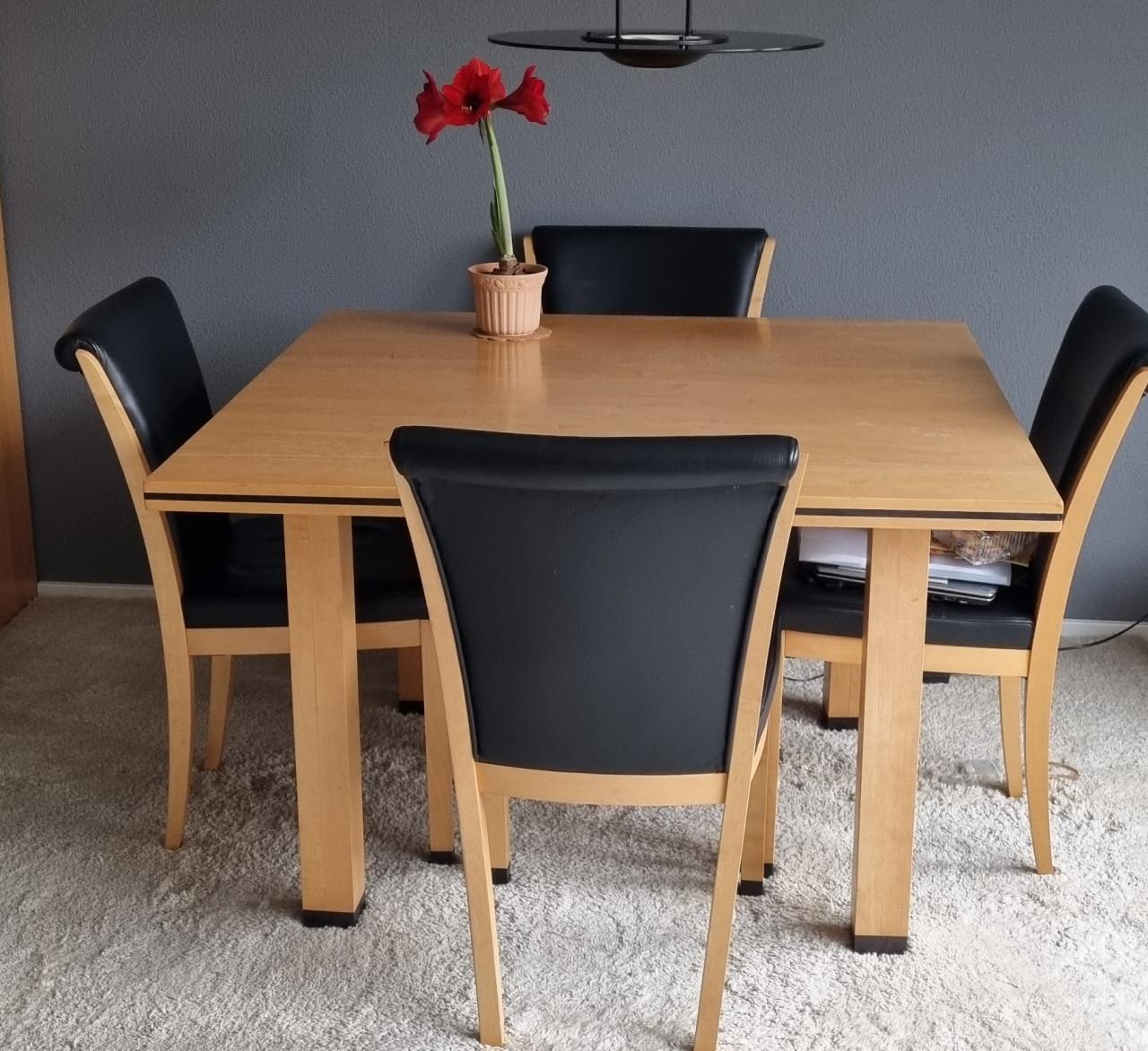 Vierkante beuken EETKAMERTAFEL met 4 EETKAMERSTOELEN