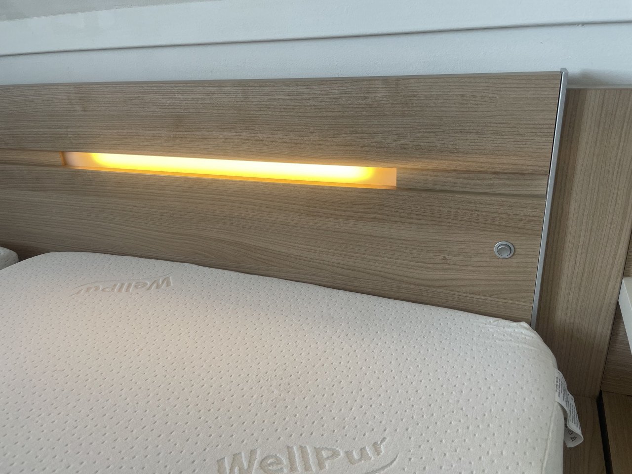 Tweepersoons bed met verlichting, nachtkastjes en toppers