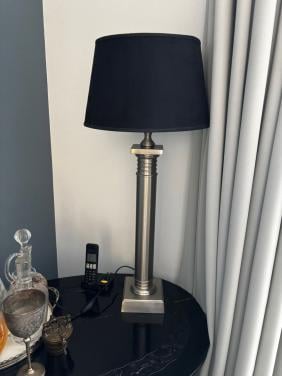 Stijlvolle tafellamp met zwarte kap