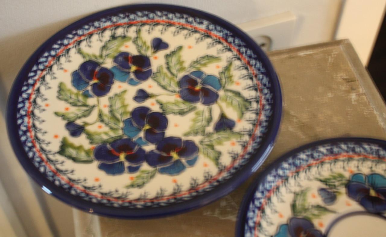 Set oude bordjes met viooltjes print