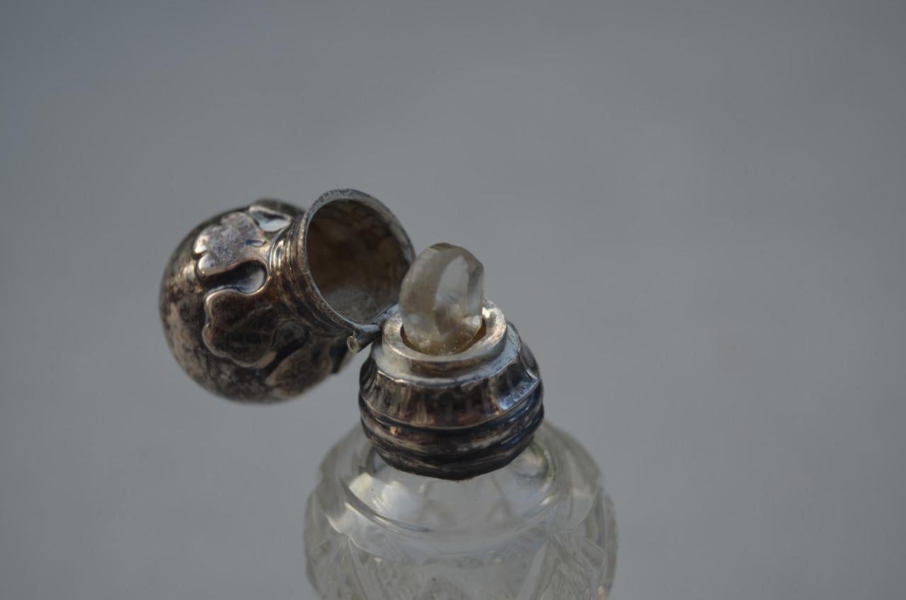 Fraai parfumflesje / odeurflacon zilveren dop