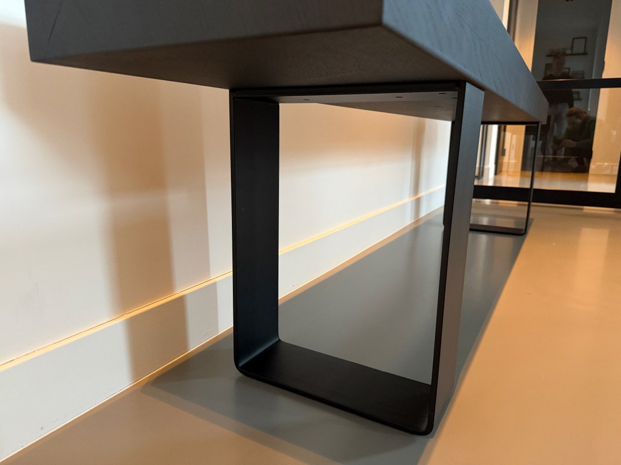 Zwart gebeitst bankje