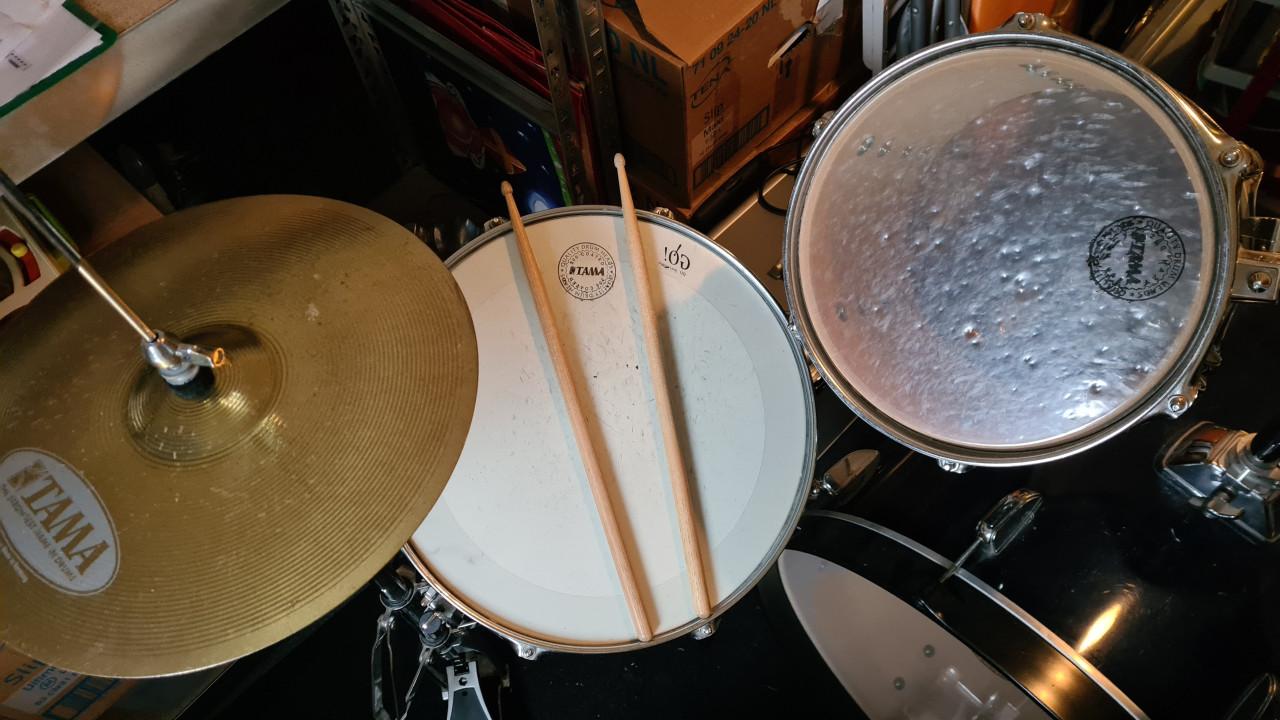 TAMA drumstel inclusief accessoires.