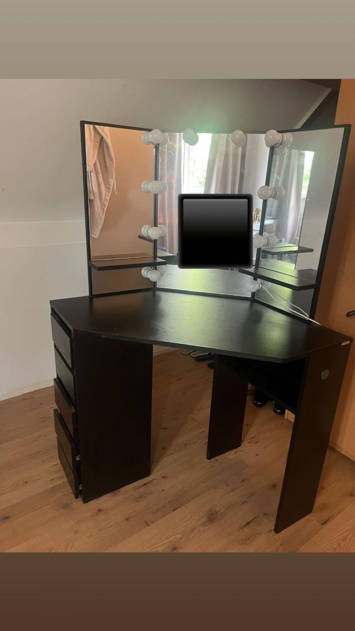 Nette leuke kaptafel met spiegel