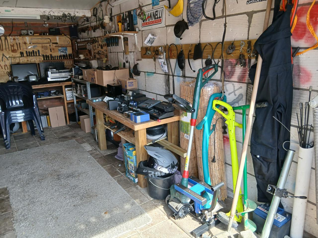 Te koop garage/schuurverkoop allerlei spulletjes koopje in een koop