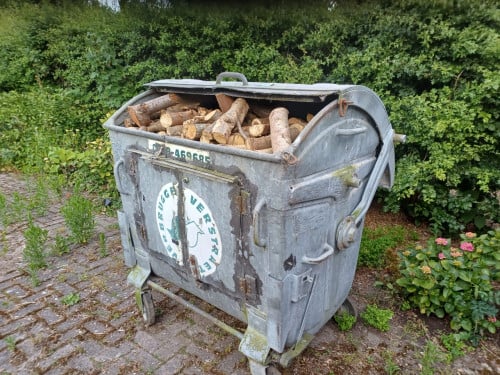Haard hout  met rolcontainer met openslaade deuren aan de voorzijde.