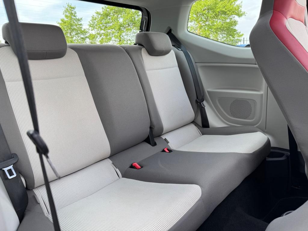 Volkswagen UP! 1.0 high up! * panoramadak * cruise control * stoelverwarmin