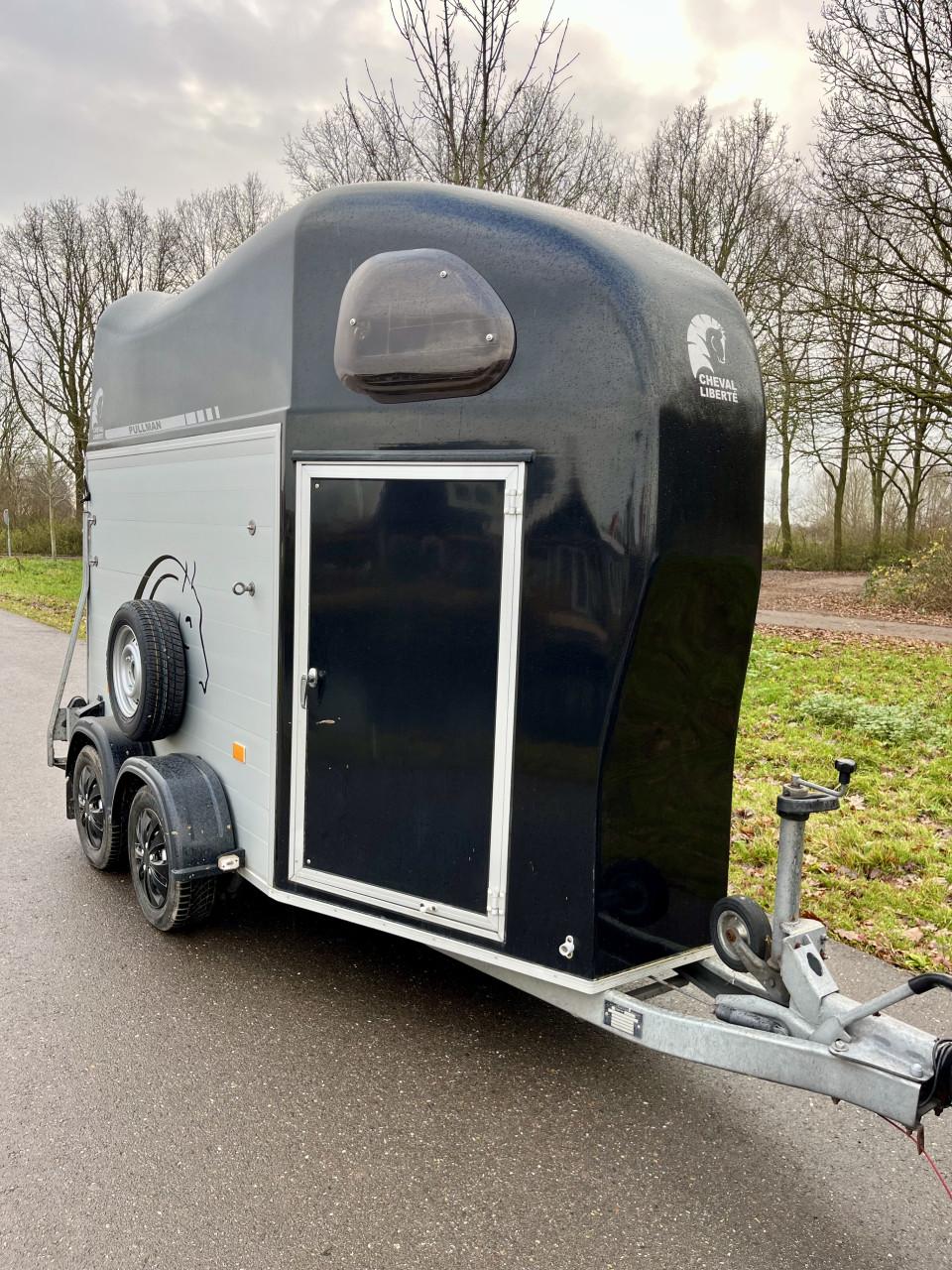 Volledig aluminium Cheval Liberte Gold One met zadelkamer en klep/deur