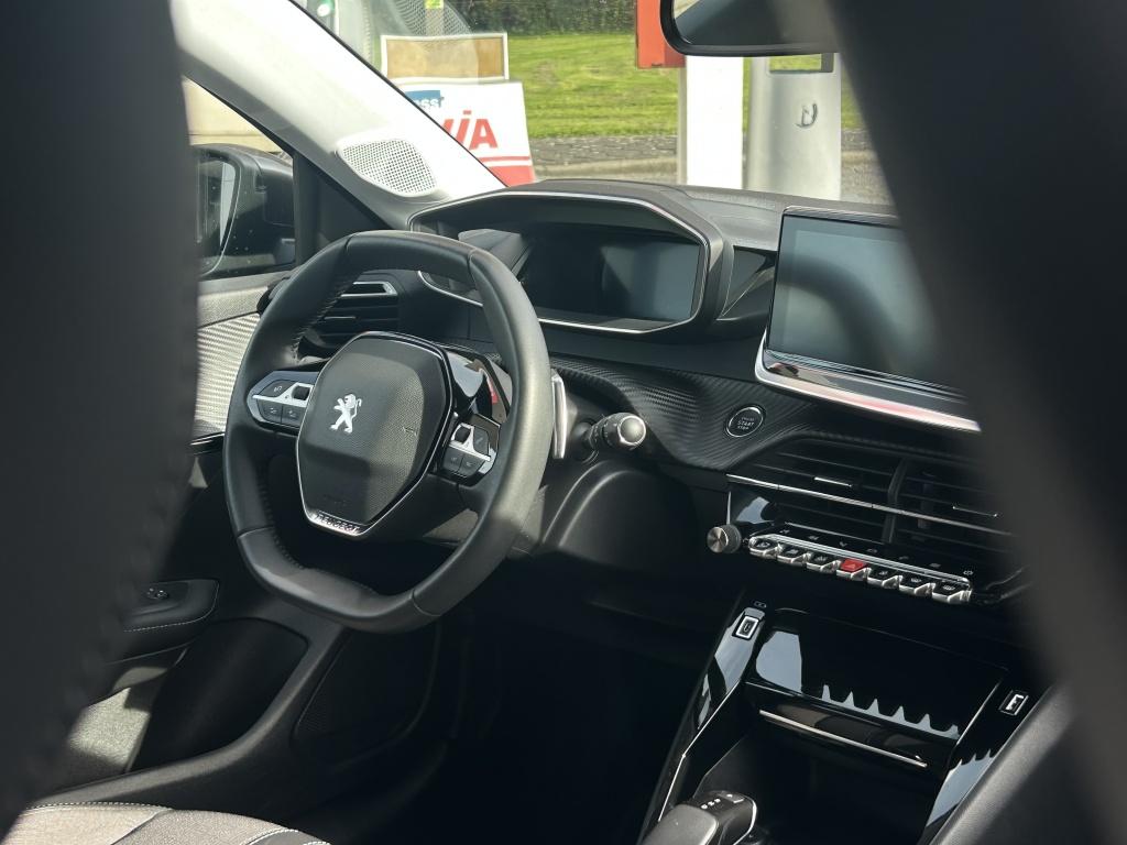 Peugeot 208 1.2 puretech 100pk eat8 allure pack 3d cockpit | apple carplay 