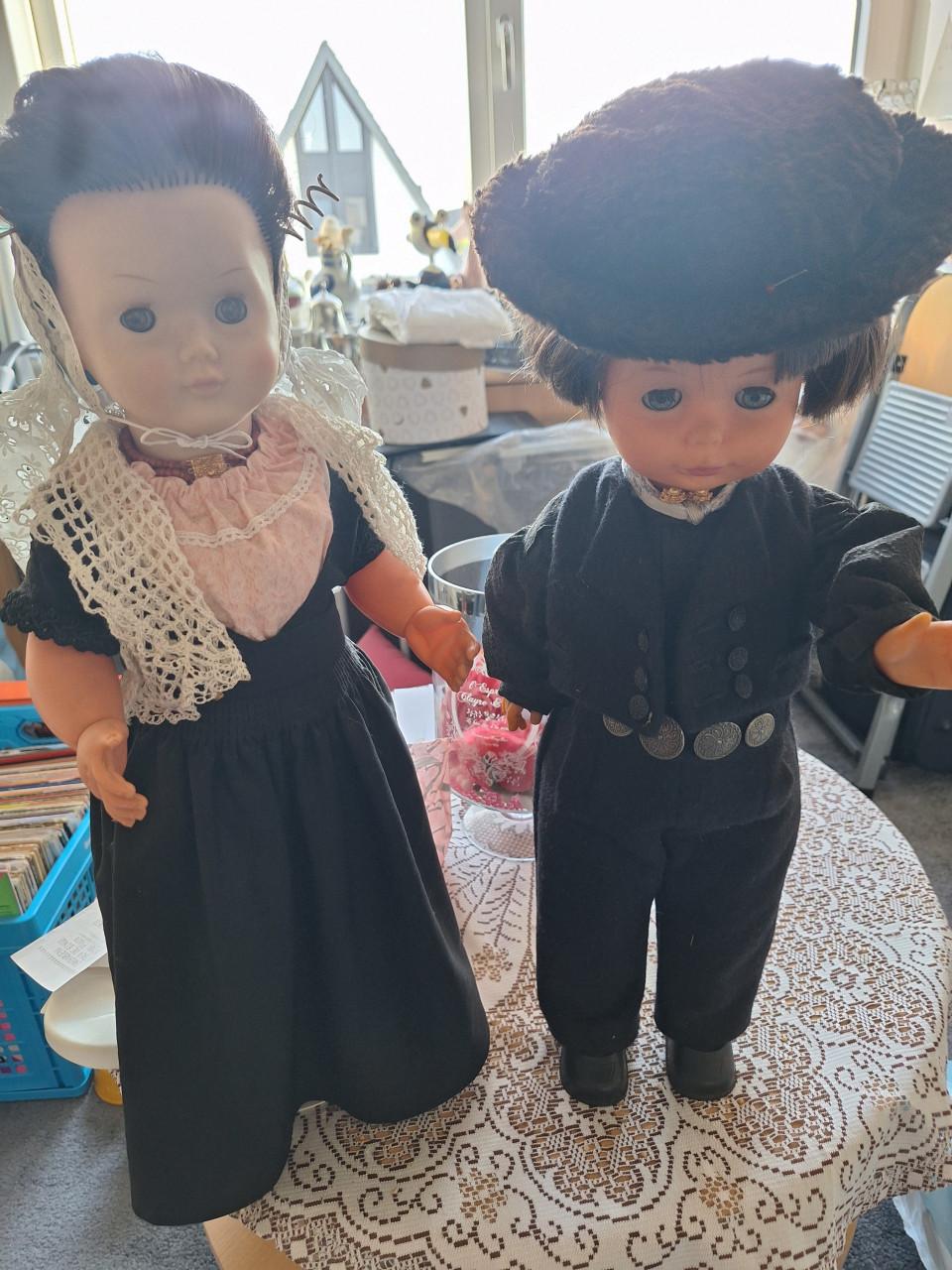 2 poppen in zeeuwse klederdracht walcheren