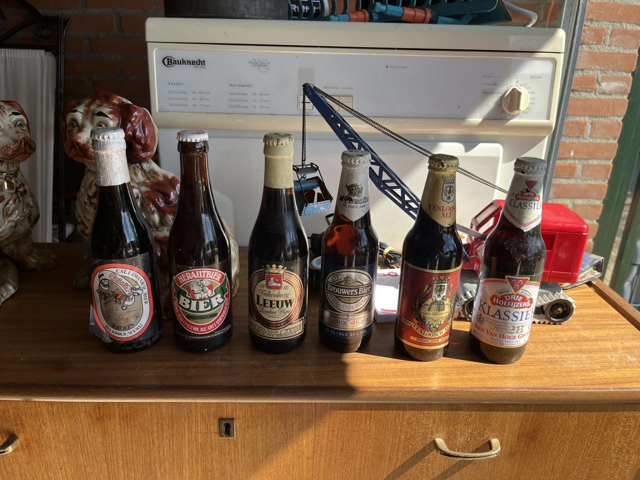 Volle bierflesjes en blikjes