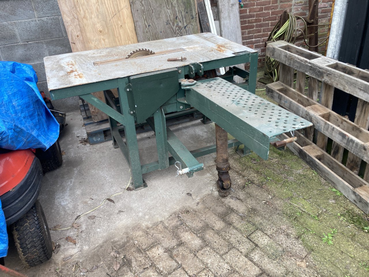 Tafel circelzaag op aftakas van tractor