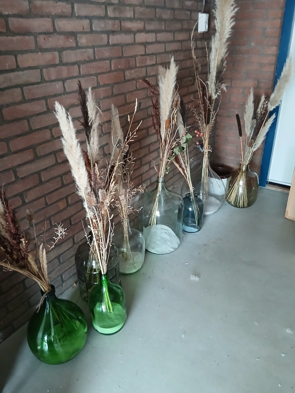 Vazen met droogbloemen