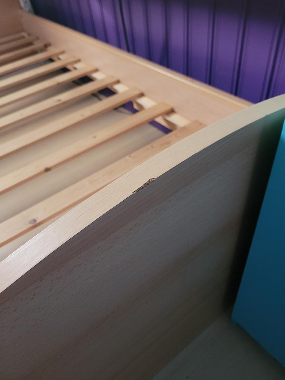 1 persoons logeerbed 90x200cm met houten lattenbodem en matras