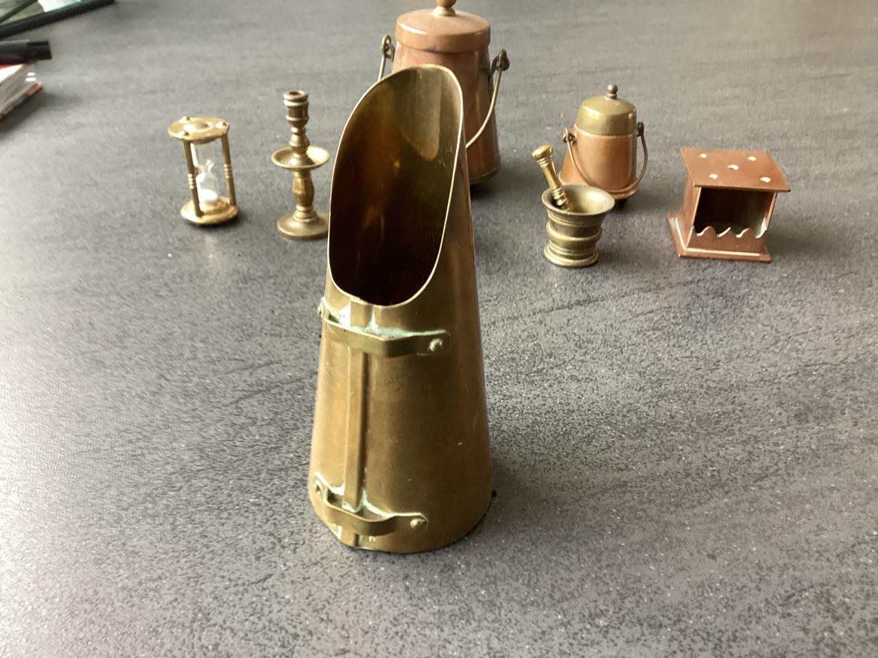 Kolenkit. Doofpot 2 x. Vijzel 2 x.  Stoof.  Zandloper.  Kaarsenhouder.