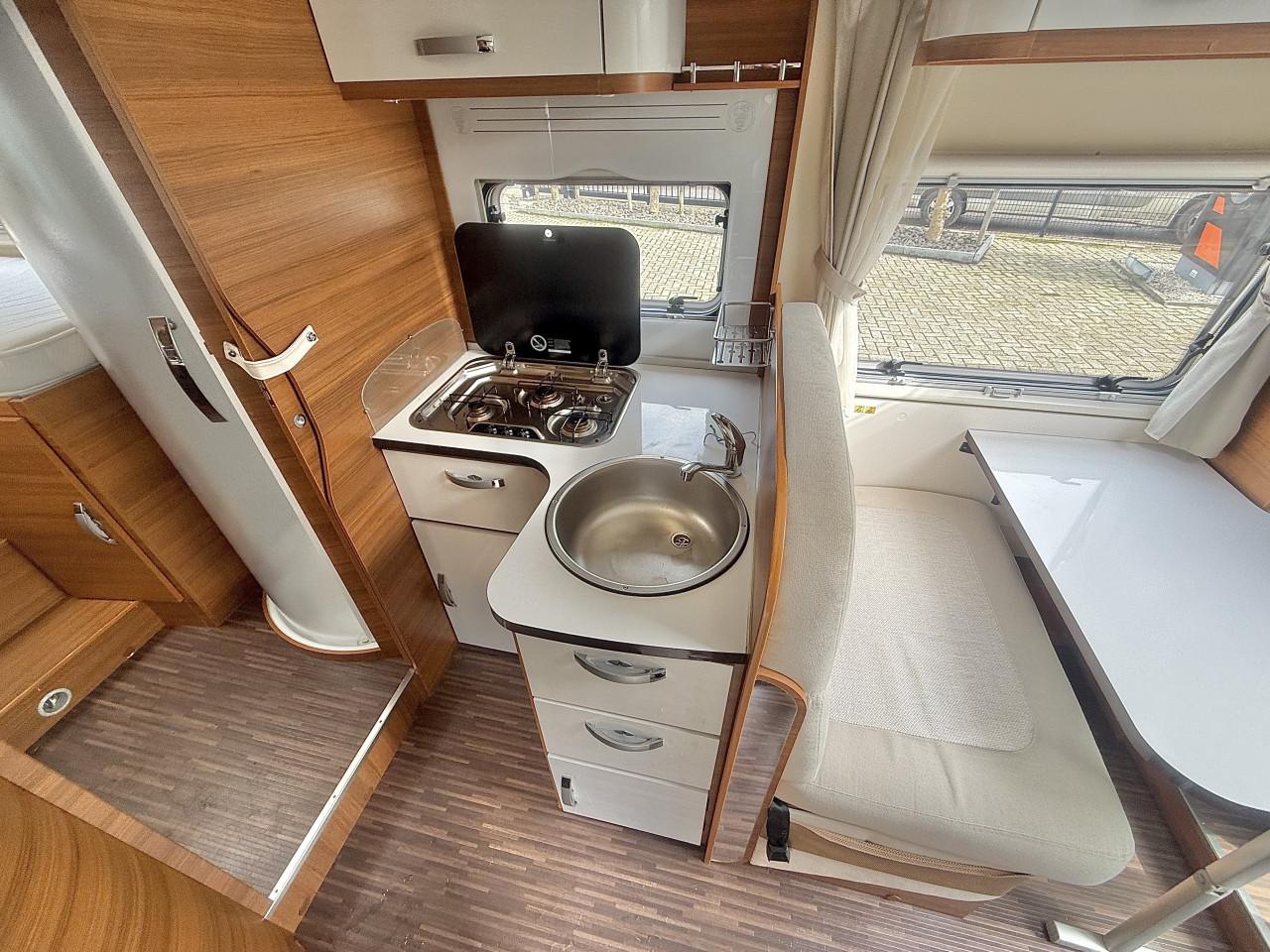 Elnagh Baron 73 (2x lengtebedden, hefbed, Euro 6 , zeer netjes )