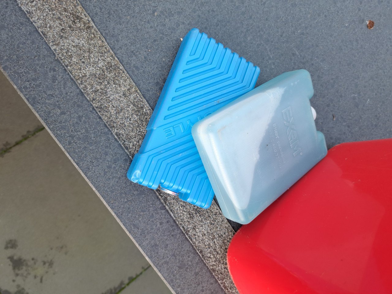 Hoog vierkant model koelbox van Curver in rood.