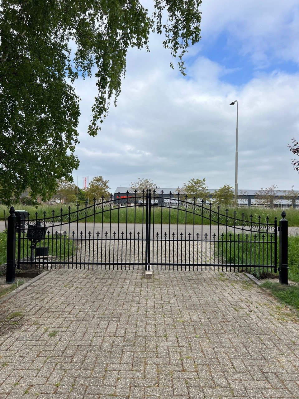 SHOW model poort slechts 4 maanden buiten gestaan. Nu slechts € 2250,00