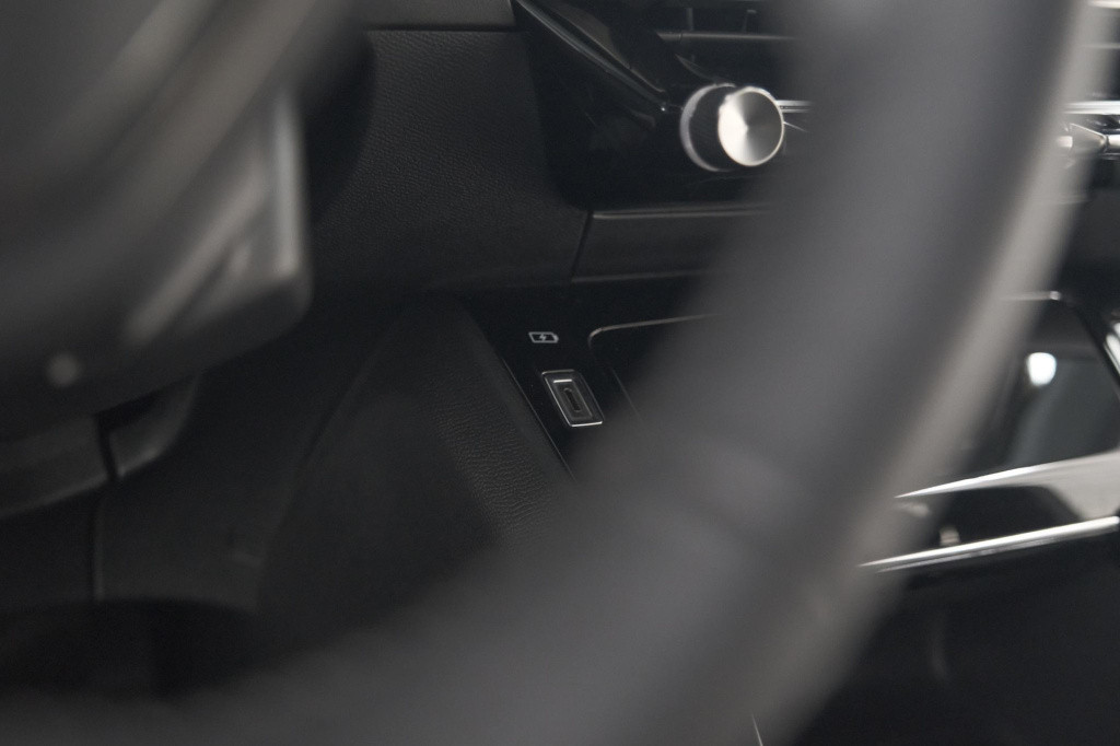 Peugeot 208 puretech 100 eat8 allure pack | camera | navigatie | apple carp