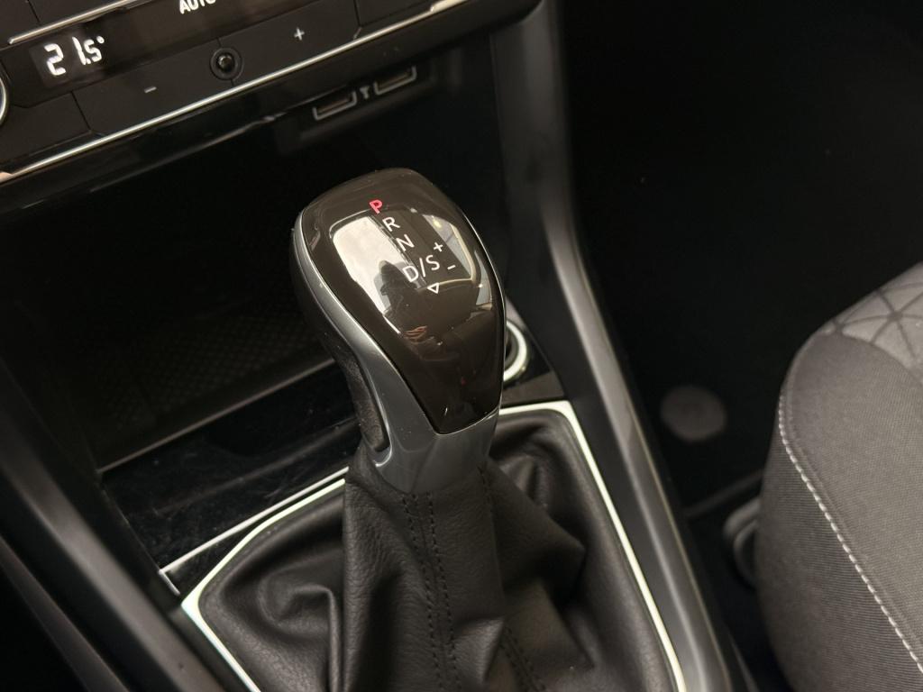 Volkswagen T-cross 1.0 tsi r-line | vc | acc | dab | trekhaak | stoelverwar