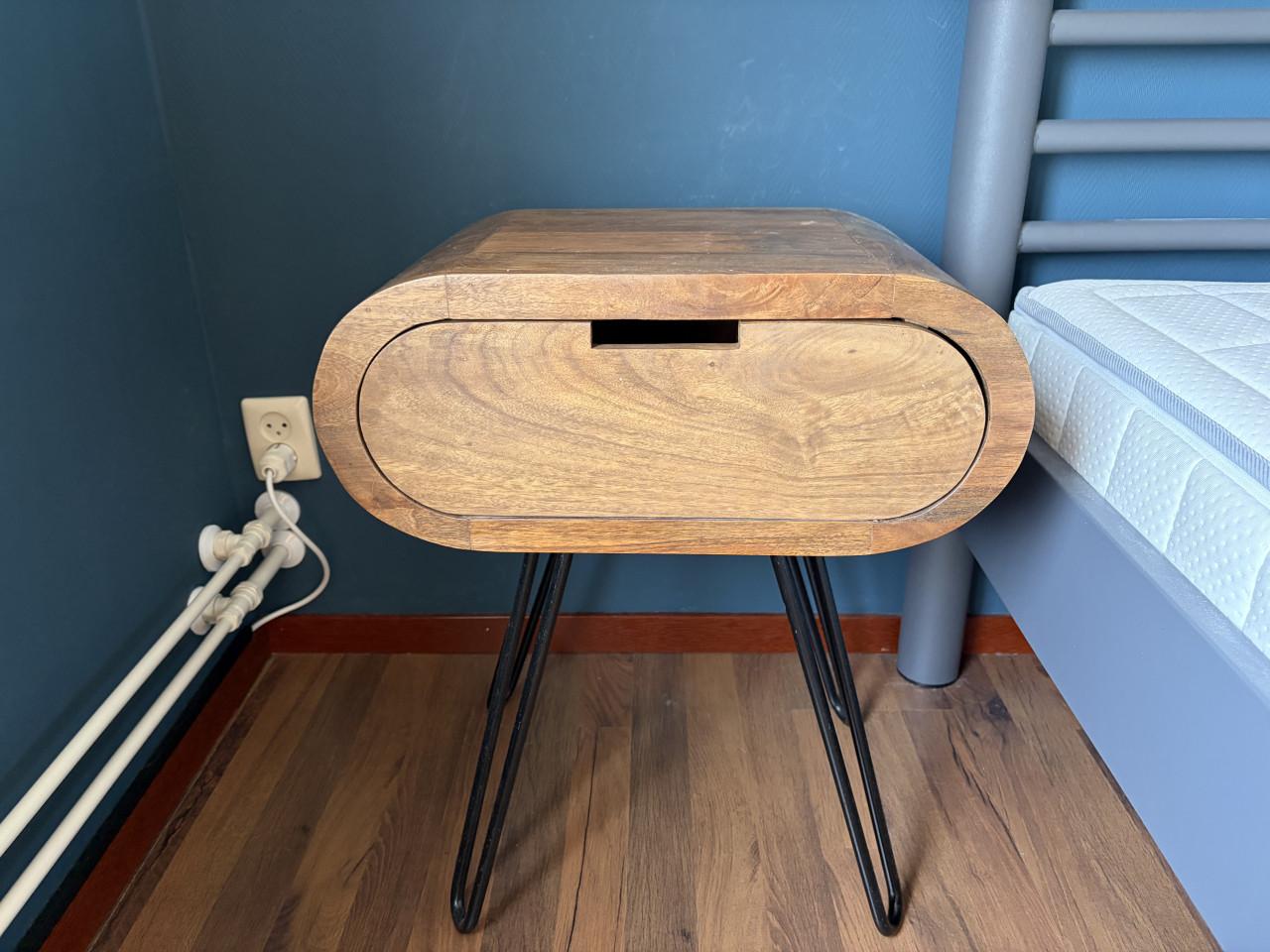 Compleet industrieel bed met nachtkastjes en auping matras