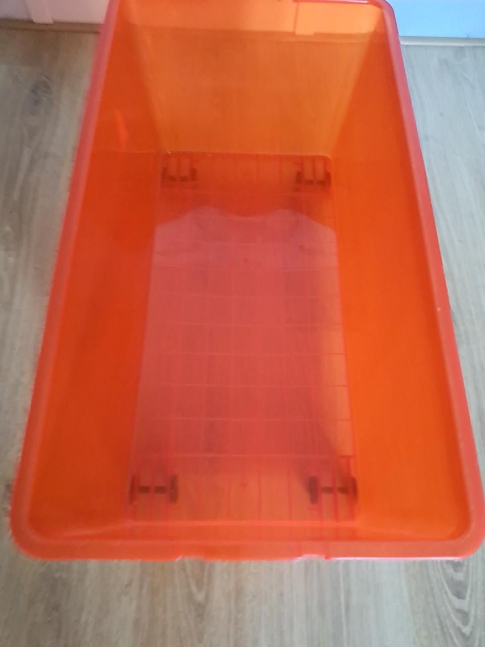 Grote plastic opbergbox.