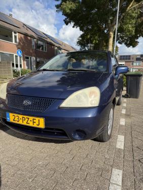 Donkerblauwe Suzuki LIANA
