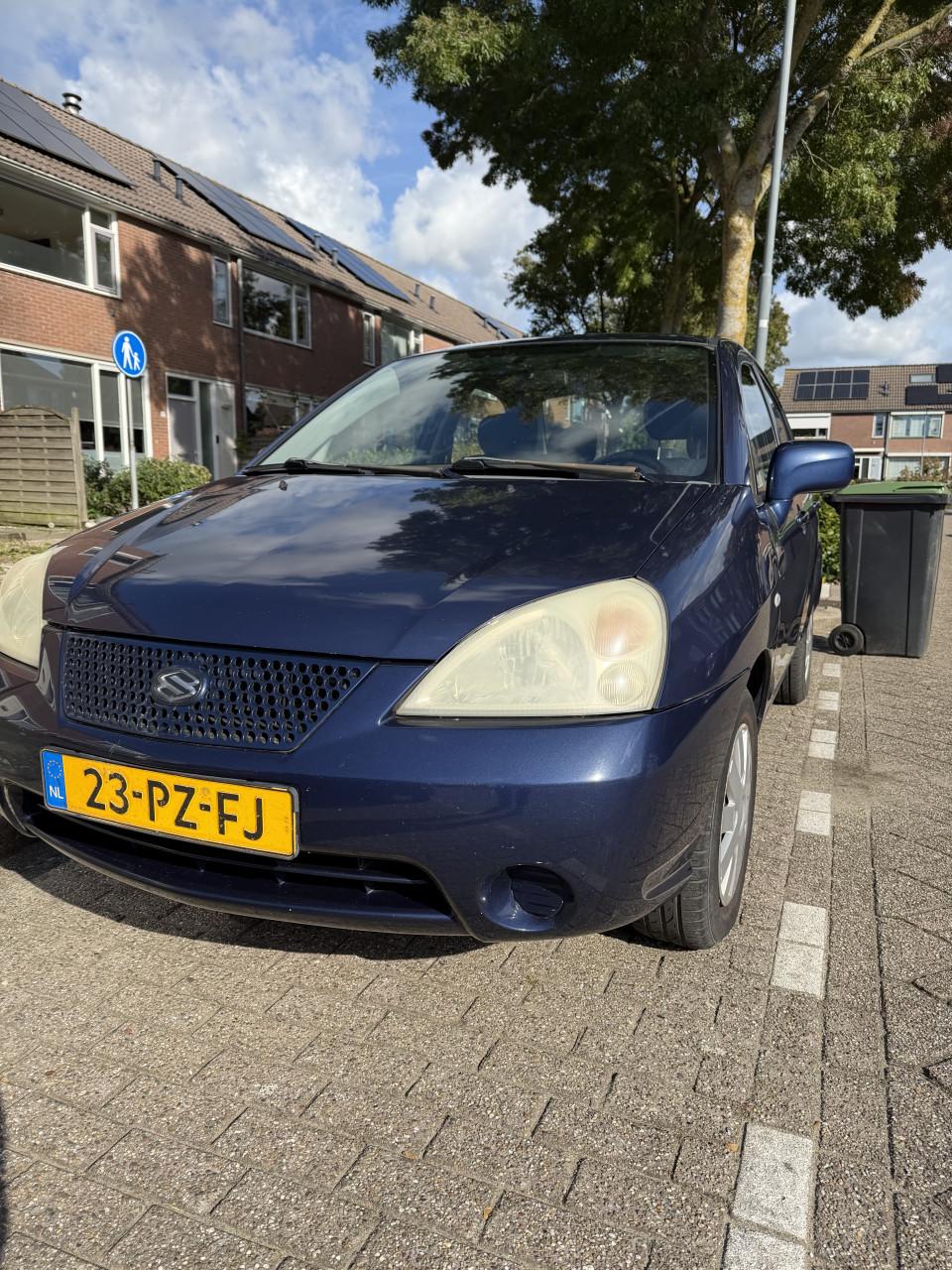 Donkerblauwe Suzuki LIANA