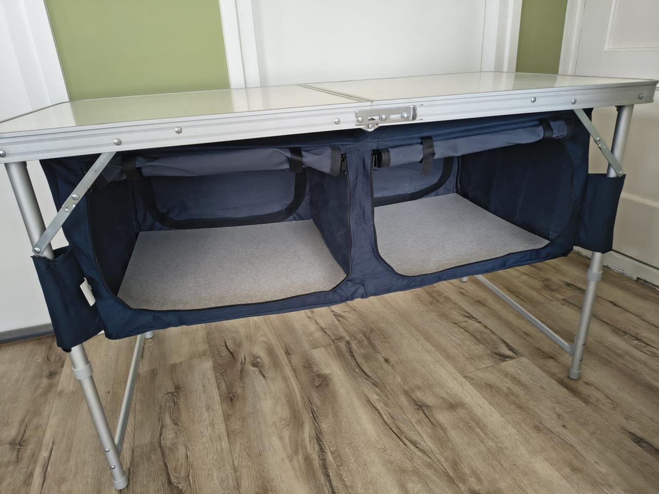 Prachtige campingtafel en kast in één! Vrijbuiter opbergkast.