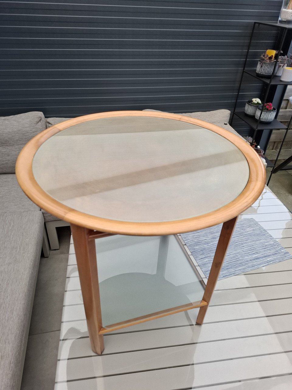 Design bijzettafeltje met melkglas Giorgetti