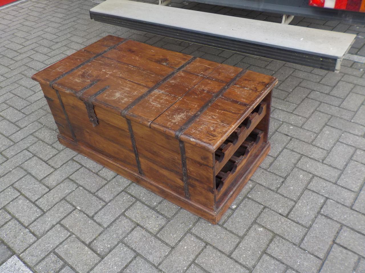 Zeer speciale geheel massieve salontafel wijnrek in goede staat