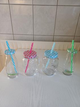 2 glazen flesjes +2 glazen drinkbekers alle 4 met deksel en rietje