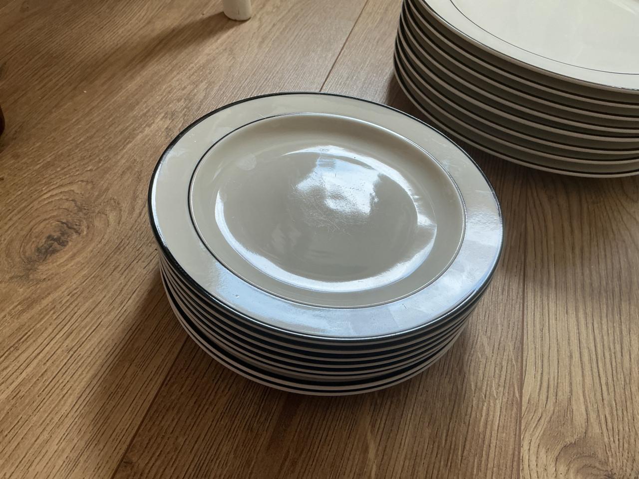 Servies wit met zwart randje voor 8 personen