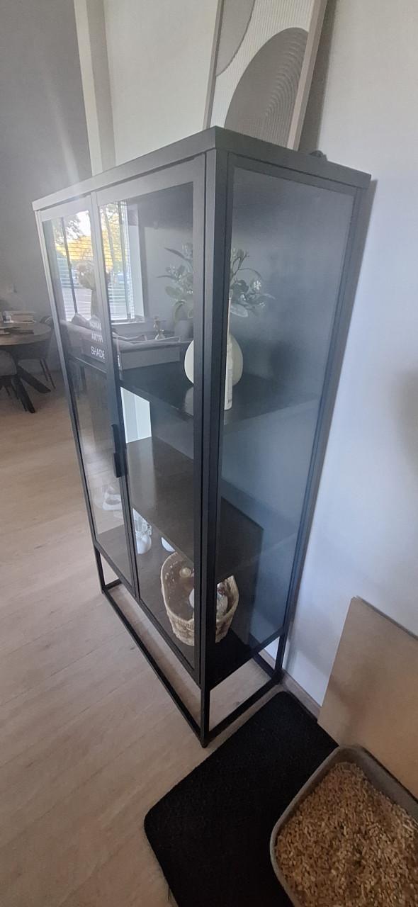 Glazen kast Jysk €130 en mangohouten bijzettafels€35