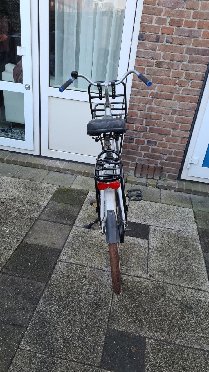 Dames fiets UNION met nieuw voordrager- Traprem achter-slot AXA