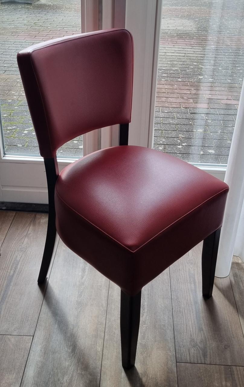 Partij stoelen en tafels