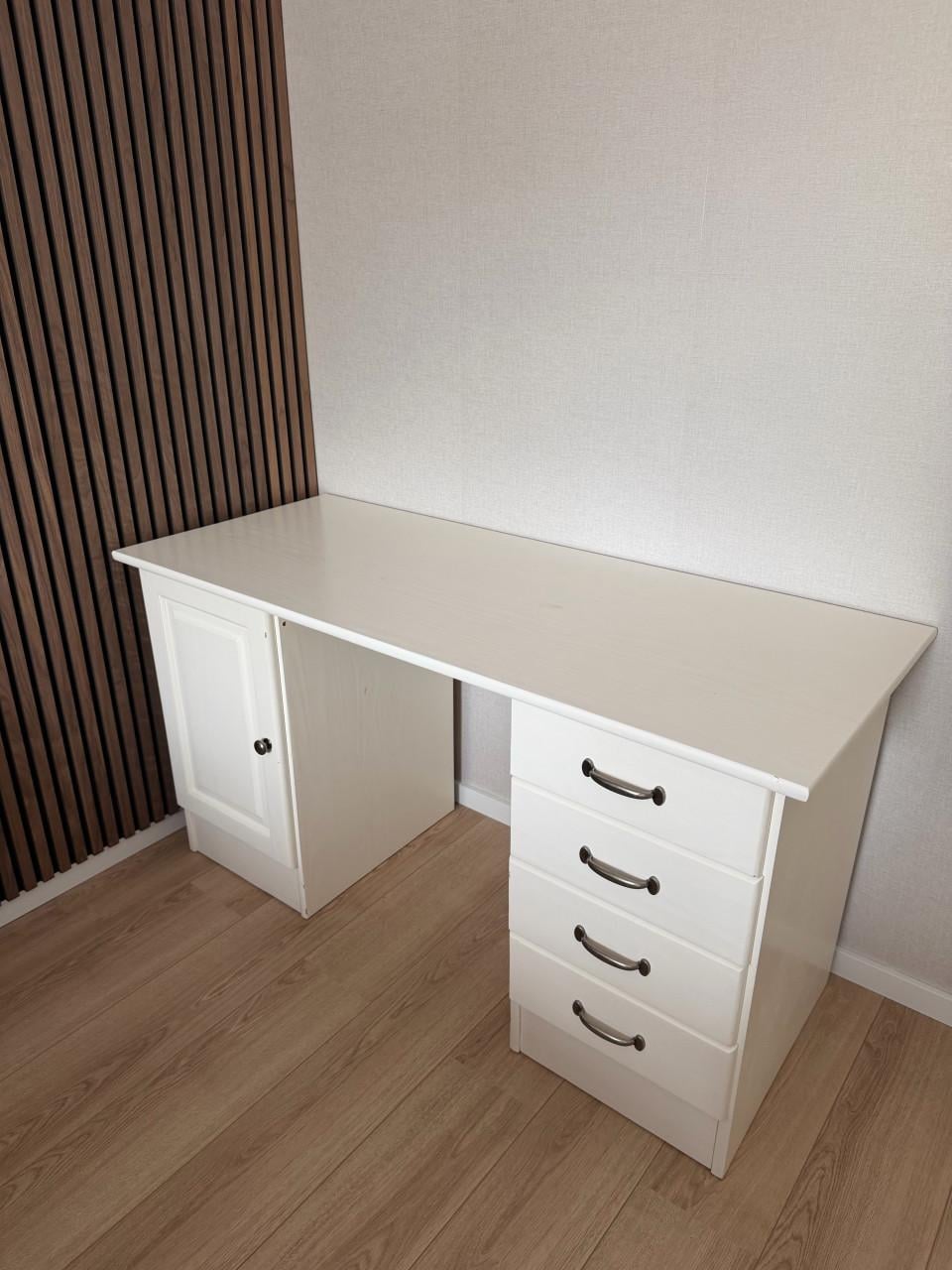 Bureau wit incl. bureaustoel