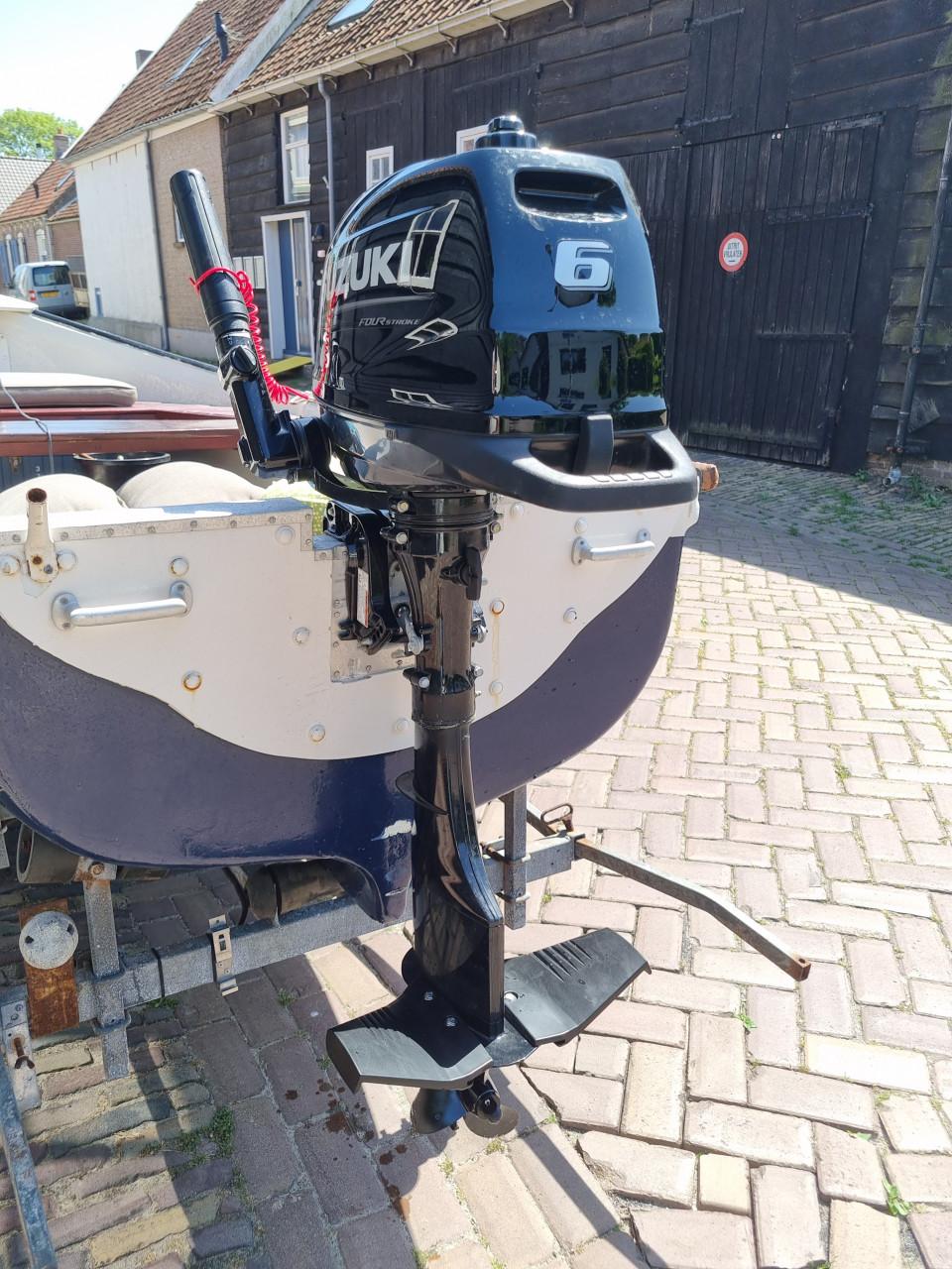 Sloep met 6pk suzuki