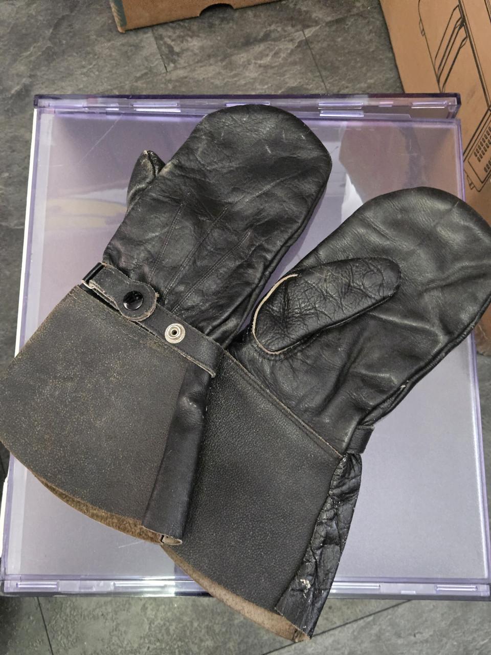 Vintage leren handschoenen of wanten,