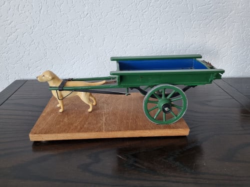 Hondenkar met stenen hondje