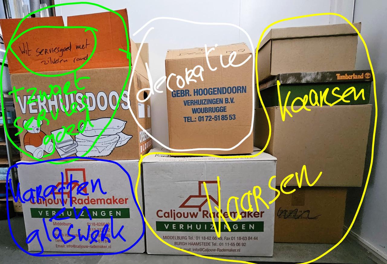 Kaarsen, kandelaars, serviesgoed, karaffen en glaswerk