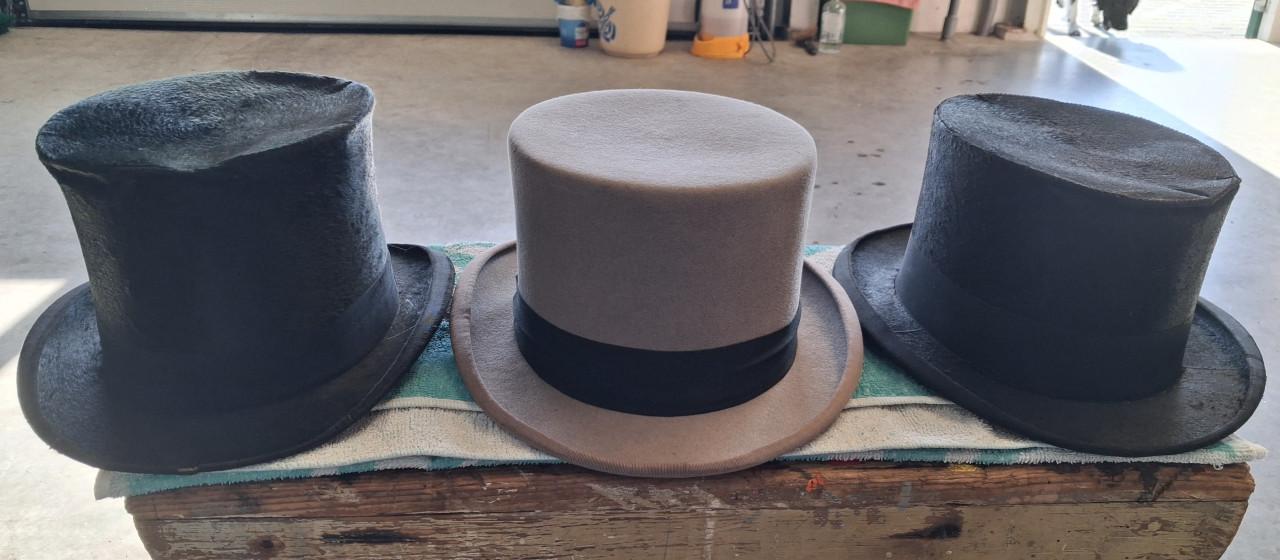 3 hoge hoeden.