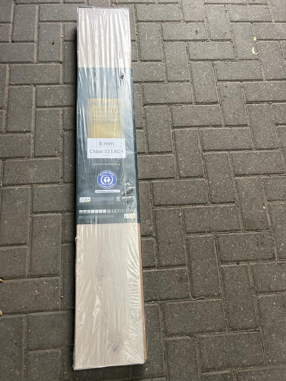 Nieuw laminaat ca 13m2, met houtnerf look