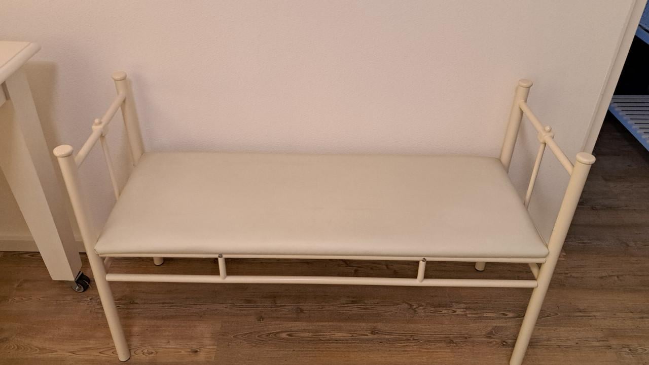 Mooie zitbank crème kunstleder/metalen frame