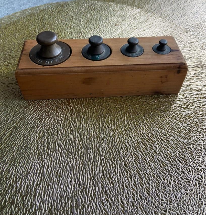 Oude gewichten in houten blok